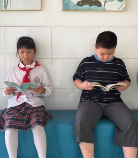 转角邂逅书香：望直港镇中心小学打造“触手可及”的阅读新空间 ... ...