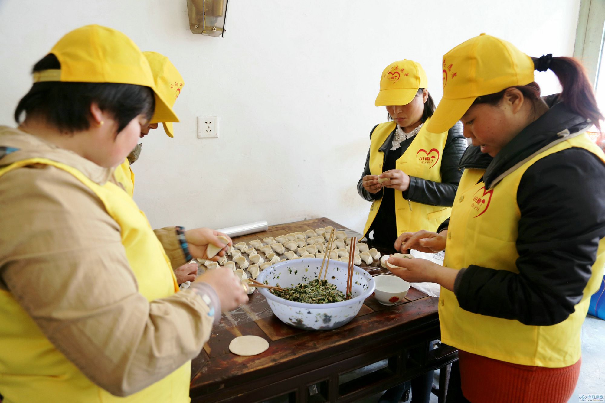 2014.3.23--小雨伞走进社区助残 (6).jpg